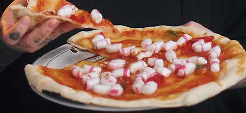 Pizza med polkagrisar.
