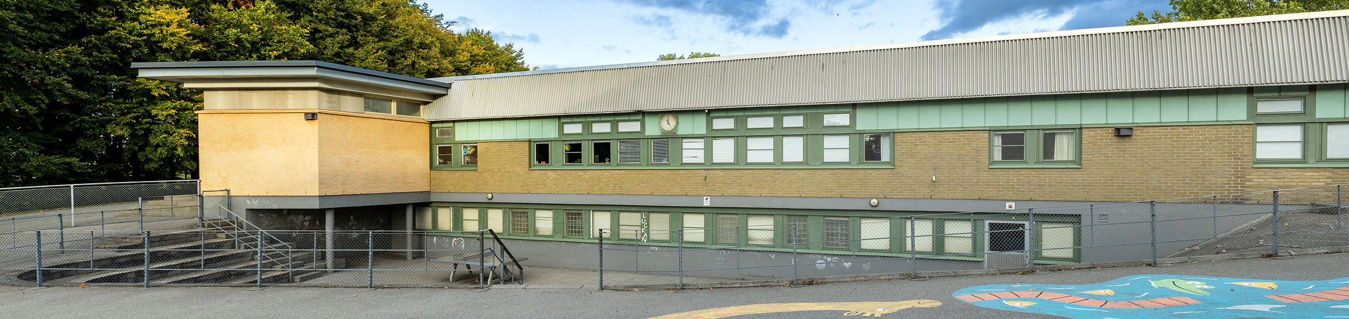 Äppelrosens förskola är byggd i två plan och har fem avdelningar. 