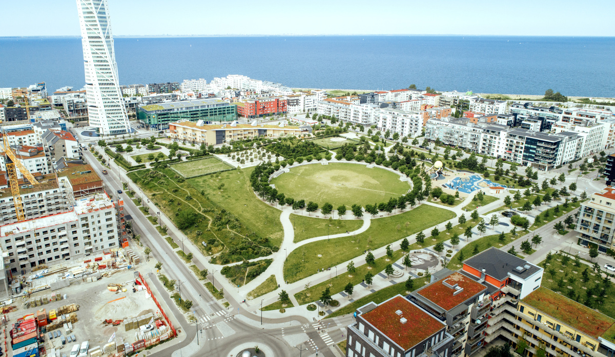 Västra Hamnen har gått från att vara en plats för industriarbete till en levande grön och hållbar stadsdel.