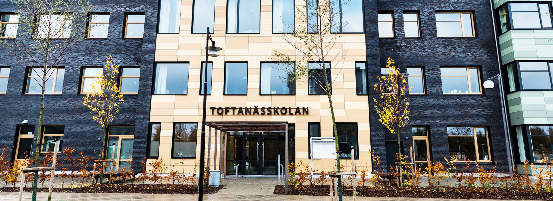Toftanässkolan invigdes 2019 och ligger i östra Malmö nära
två större grönområden.