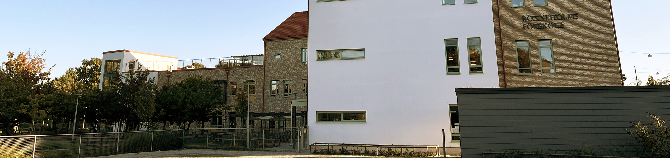 Rönneholms förskola har 15 avdelningar och är en av Malmös största förskolor. 