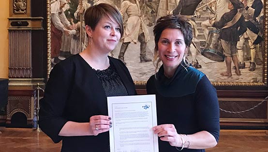 Katrin Stjernfeldt Jammeh och Leilani Farha håller i det undertecknade dokumentet för The Shift