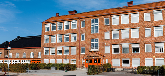 Kirsebergsskolan ligger i röda tegelbyggnader med många
fönster för bra ljusinsläpp.