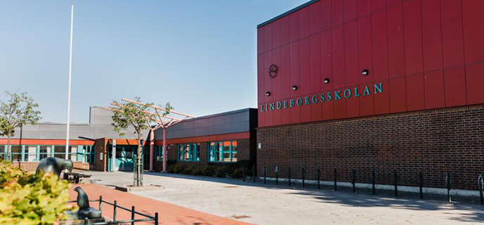 Lindeborgsskolan bedriver undervisning i alla årskurser, den
ligger i ett bostadsområde i västra Malmö.