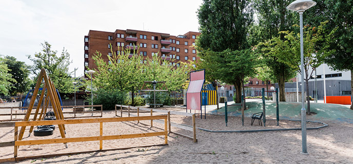 Möllevångsskolan ligger centralt i bostadskvarter alldeles
intill Folkets Park.