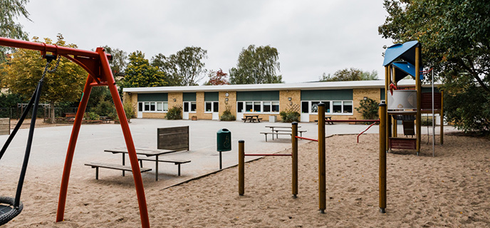 Rosenholmsskolan är en liten skola i villakvarter i Malmös södra
utkant.