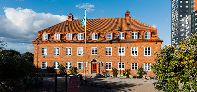 Skolan på Ön är en liten skola med stor gemenskap vackert
belägen vid Öresund.
