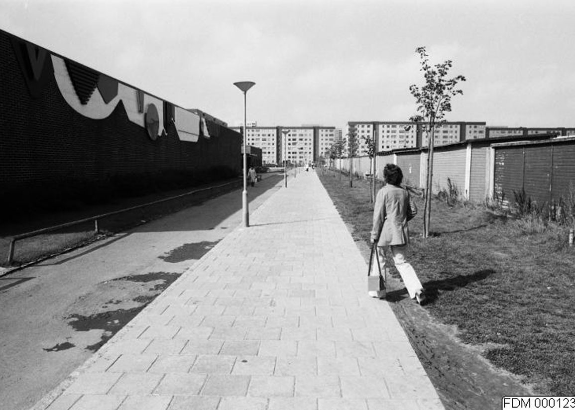 1974 Lindängen Centrum, Almlundavägen mot väster, kvarteret 369 Motetten. Foto: Gösta Brynhagen