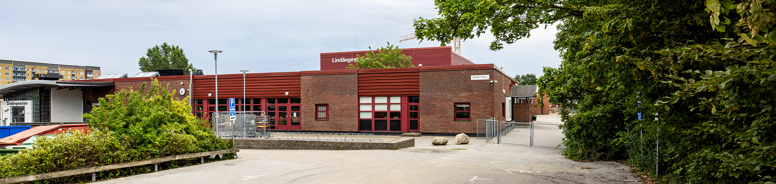 Lindängehus förskola är byggd i ett plan och har åtta  avdelningar. 