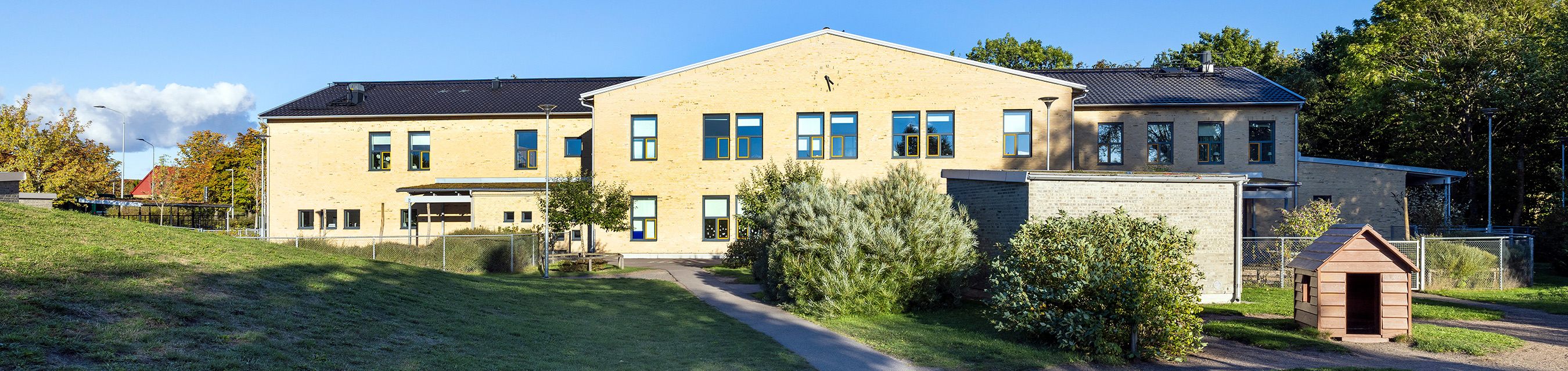 Gånglåtens förskola är byggd i två plan och har plats för 140 barn. 
