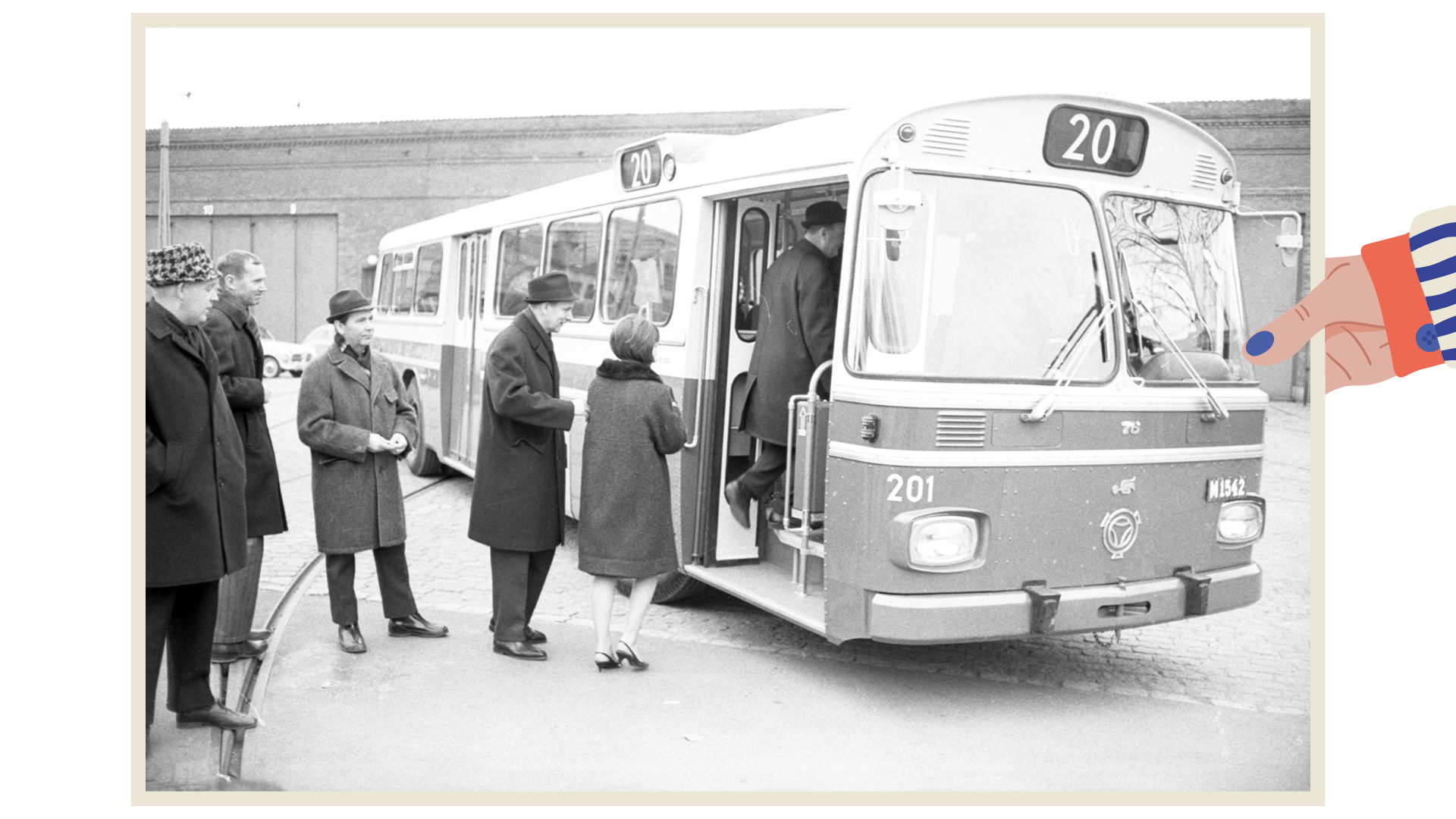 En svartvit bild av människor som kliver på en stadsbuss i Malmö på 1950- eller 60-talet. Bussen har nummer 20 och tydliga detaljer som chaufförens uniform och tidsenlig design. En hand pekar mot dörren för att visa en specifik detalj.