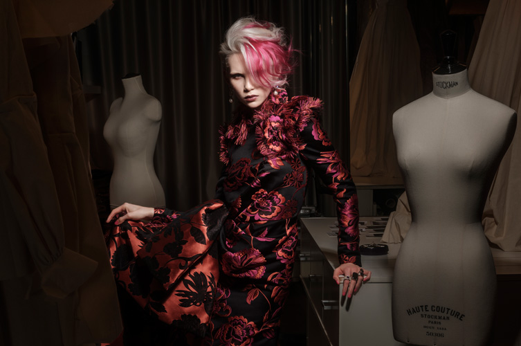Modefotografi på spektakulär klänning i svart och rosa.