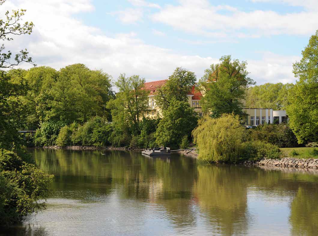 Kanalen och grönskan som omger byggnaden där konstmuseet ska ligga