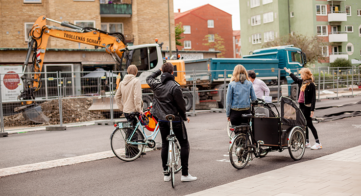 Flera medarbetare på fastighets- och gatukontoret står och inspekterar ett gatuarbete som är igång. 
