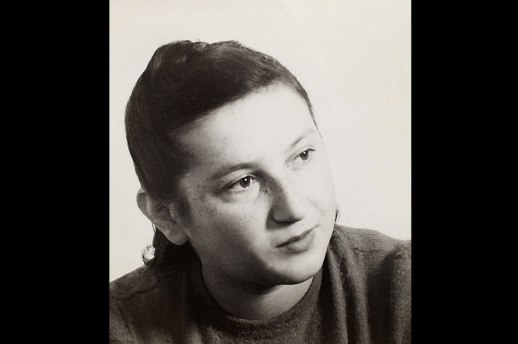 Äldre svartvitt porträtt av Sulamit.