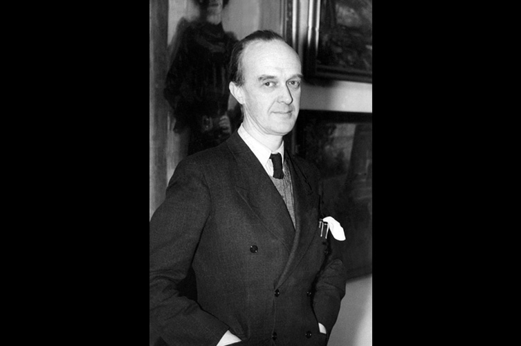 Äldre svart-vitt foto av Ernst Fischer som ung museichef.