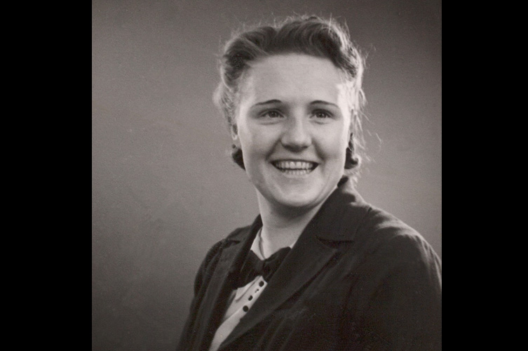 Äldre porträttfoto på Gertrud Fröberg. 