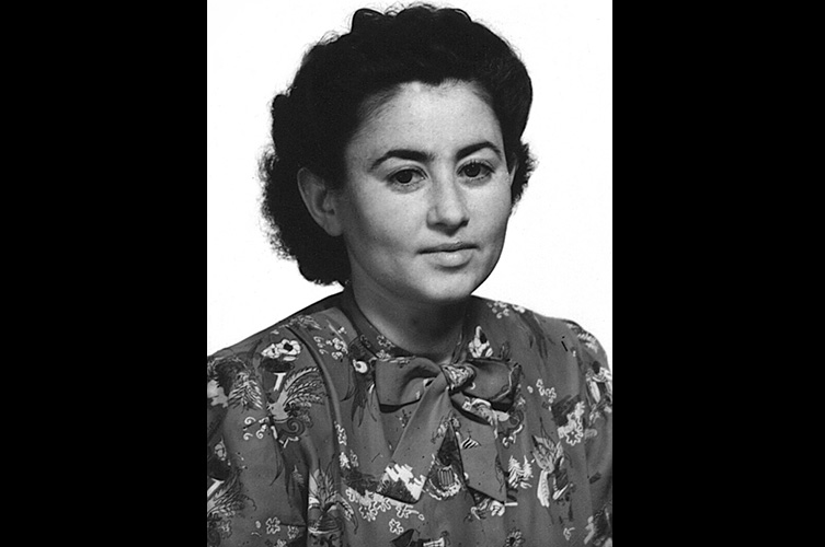 Svartvitt foto av ung Sylvia Wetter.