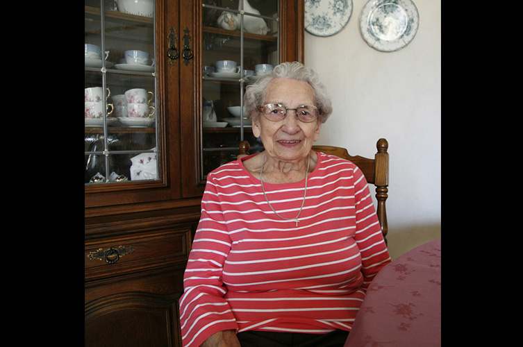 En äldre Weronica i sitt hem.