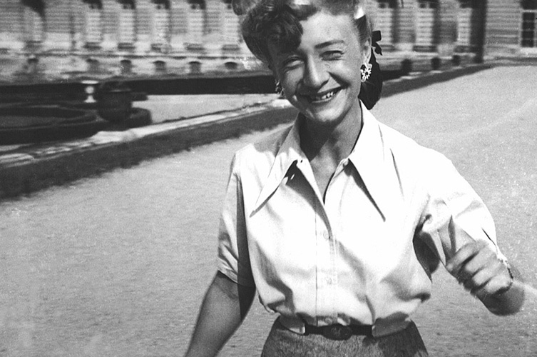 Äldre svartvitt foto. Anika Bremell som ung.