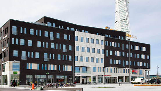Ica Maxi har fått en tillbyggnad med kontors- och affärsverksamhet intill det nya Masttorget