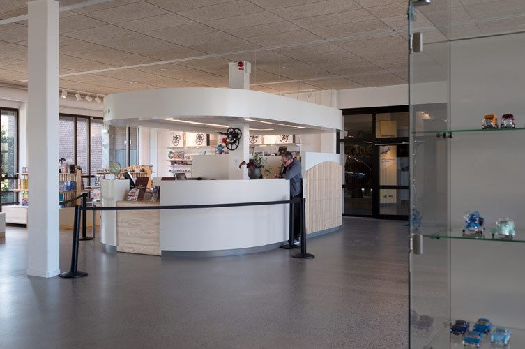 Entréhallen är stor och rymlig.