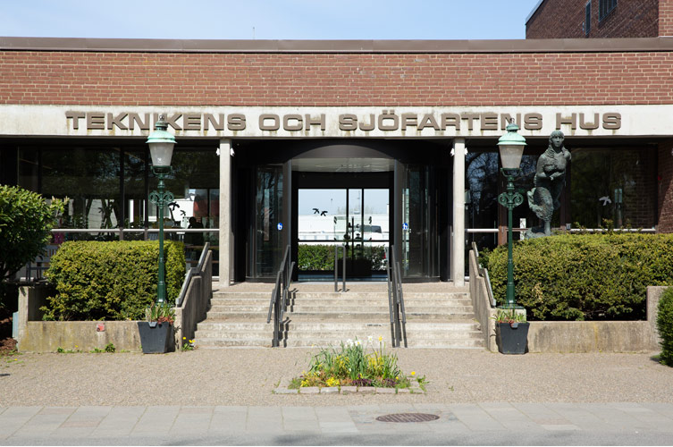 En stor och bred trappa leder upp till entrén på Teknikens och sjöfartens hus. Det finns också en ramp i anslutning.