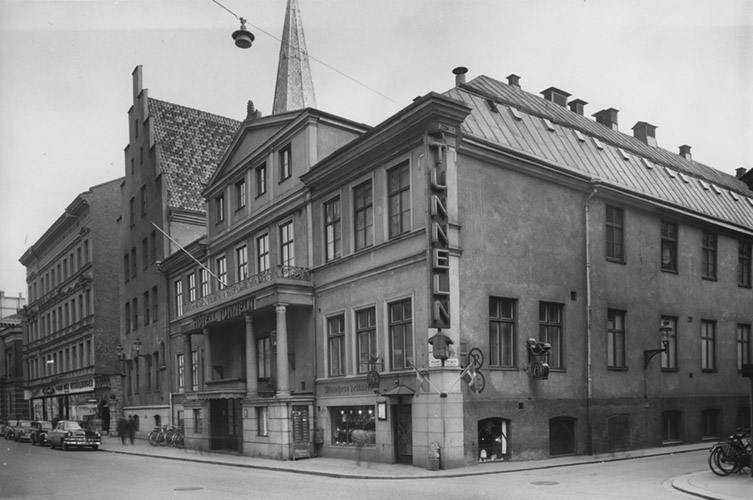 Mellan 1905 och 1946 låg Malmö stadsbibliotek på andra våningen i byggnadskomplexet Tunneln på Adelgatan.