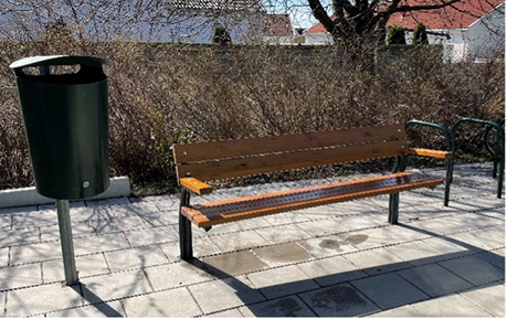 Bild på en bänk vid en busshållplats.