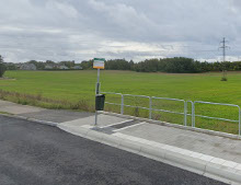 Plattform med räcke och ramp.