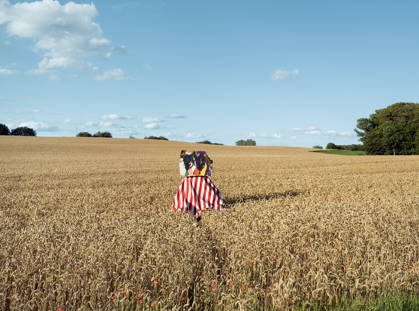 Foto på verk av konstnären Eric Magassa som föreställer stilleben i ett skånskt landskap. 