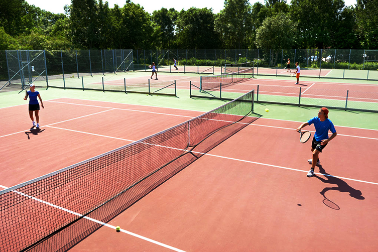 Två tennisspelare på tennisbana