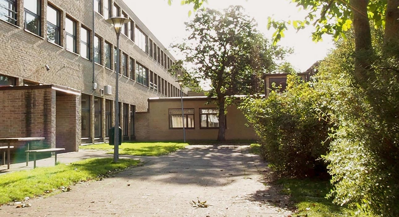 Innergården på
Heleneholms gymnasium med skolbyggnad.