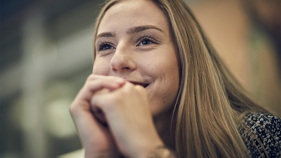 En leende elev i närbild.