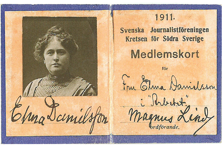 Fotografi på medlemskort med porträttbild på Elma Danielsson samt hennes och ordföranden i Svenska journalistföreningens signaturer.