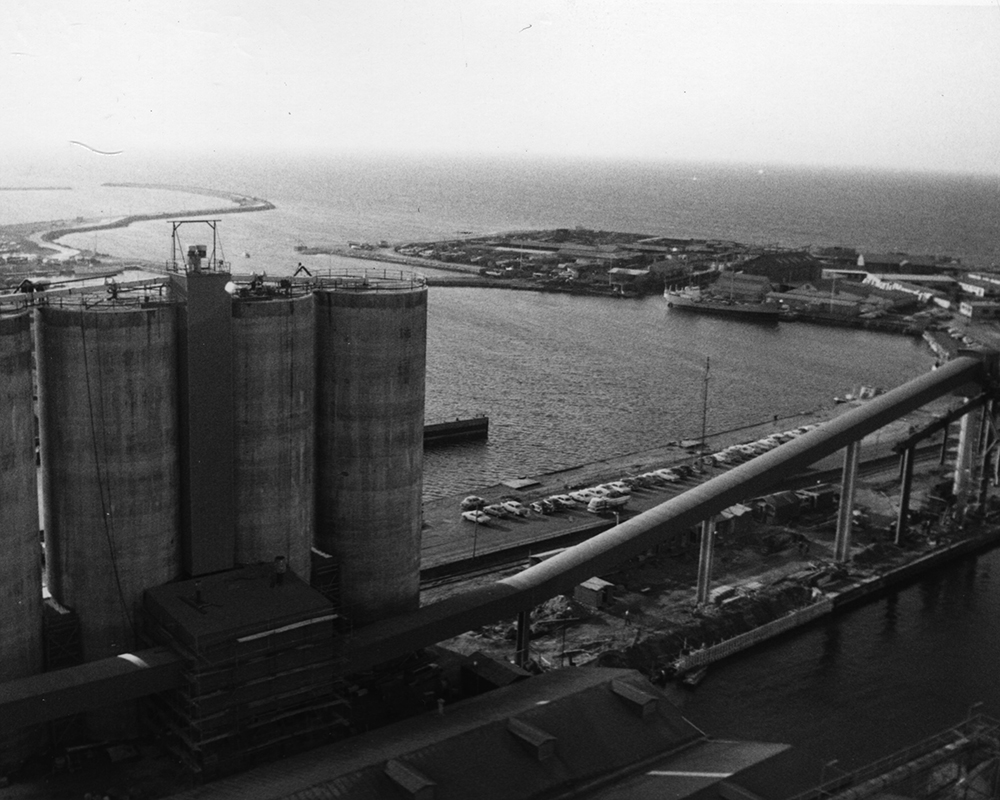 Svartvit bild över Limhamn silor