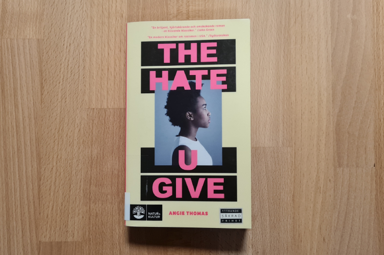 Bokomslag med texten The hate you give i rosa. Bild på en ung tjej.