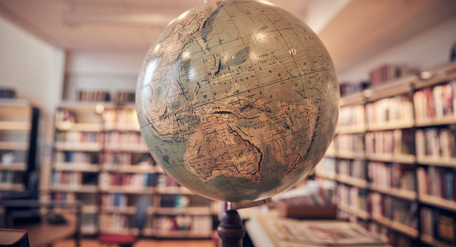 Jordglob på bordet i skolbiblioteket