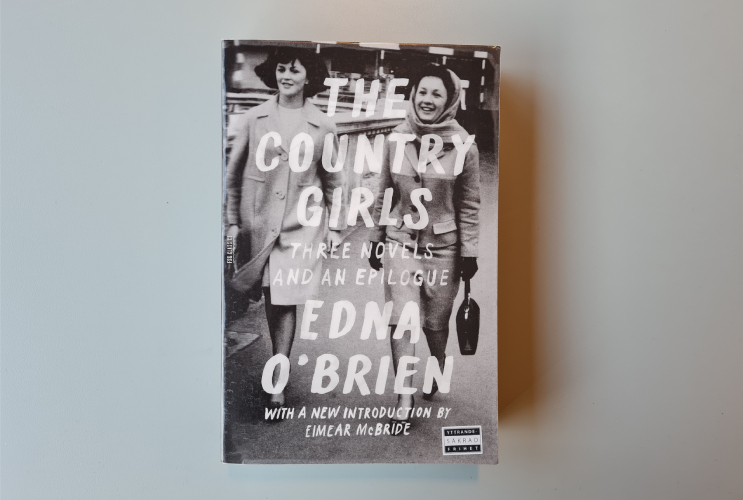 Bokomslag till The country girls av Edna O'Brien. Vit text på ett svartvitt äldre fotografi som föreställer två kvinnor som går på gatan i en stad.