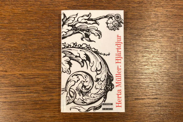 Bild som föreställer bokomslaget till Hjärtdjur. Det är ett svart mönster på vit bakgrund, text i rött.