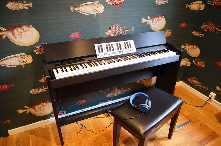 Ett piano finns för dig som vill spela.