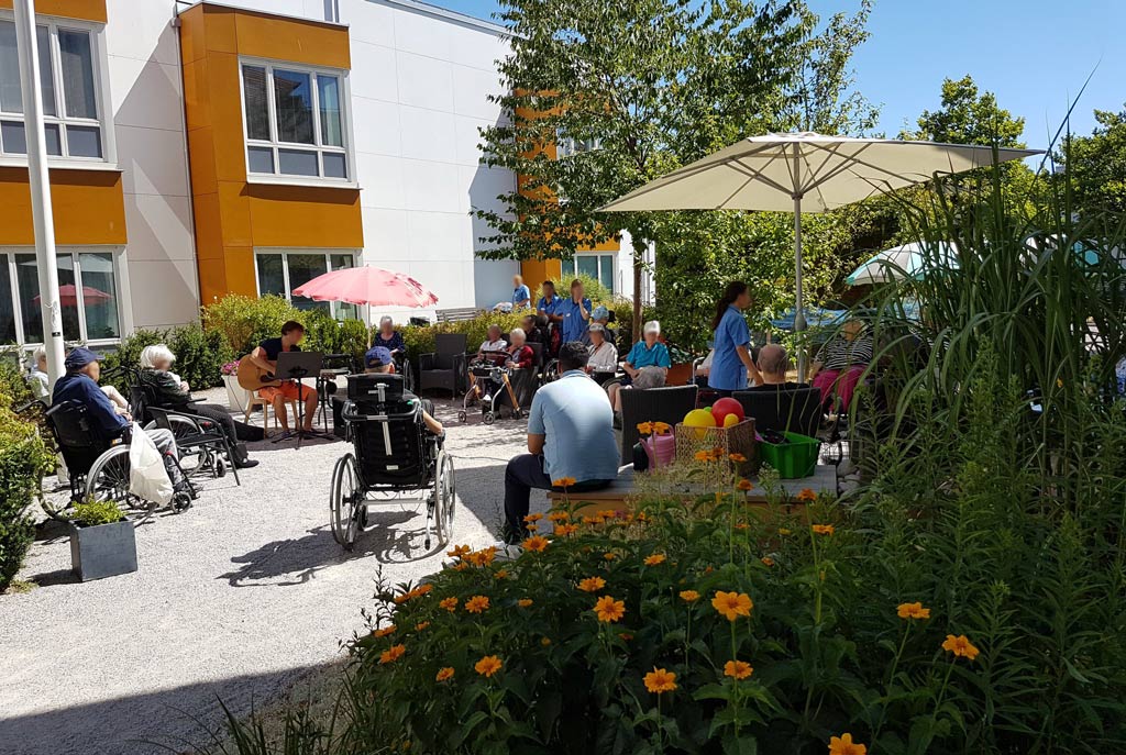 I solskenet kan vi sitta tillsammans och lyssna på när någon kommer till oss och spelar musik.