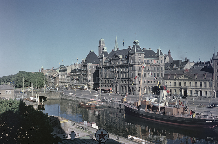 Norra Vallgatan, Suellshamnen 1962. Isbrytaren Bore ligger förtöjd längs kajen.