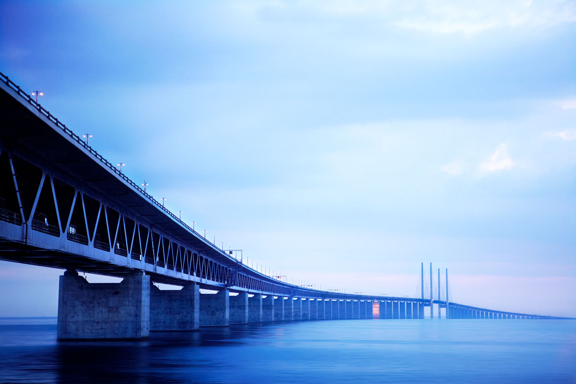 Öresundsbron om kvällen, sedd från den svenska sidan.