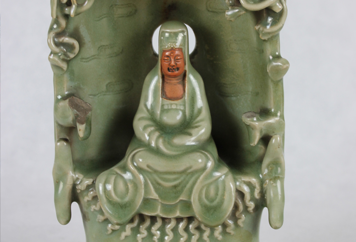 Bild på liten staty: Mingdynastin, Guanyin (barmhärtighetens gudinna inom buddismen). Daterad 1300 – 1400. 