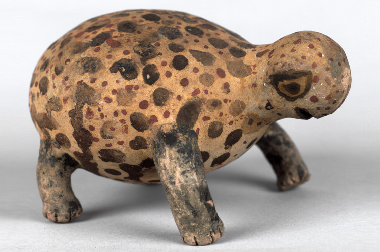 Den etnografiska samlingen innhåller bland annat gudabilder, rituella förmål, bilder, smycken, avbildningar med mera.