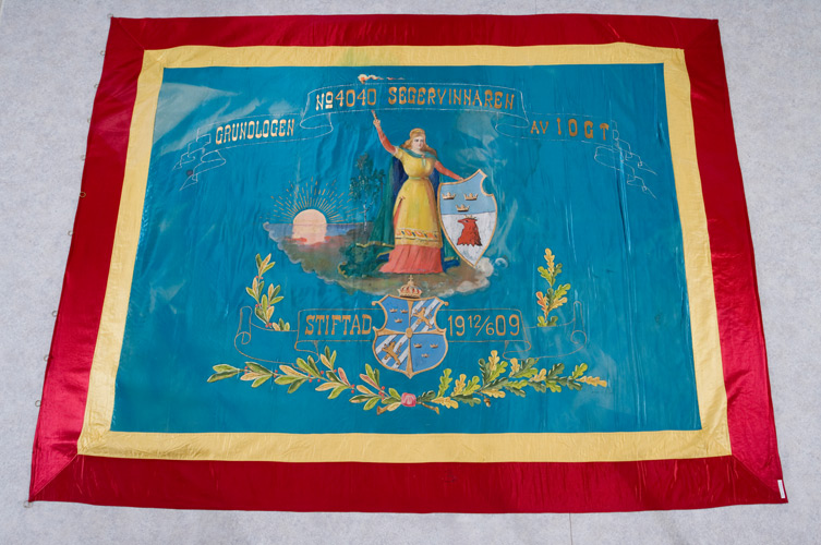 I samlingen ingår bland annat kläder, accessoarer, huvudbonader, mattor, tyger och modeplnscher.