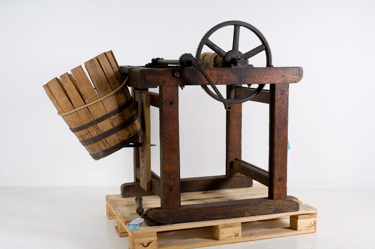 I samlingen ingår en mängd olika redskap och föremål som använts inom hantverkstraditionen. 