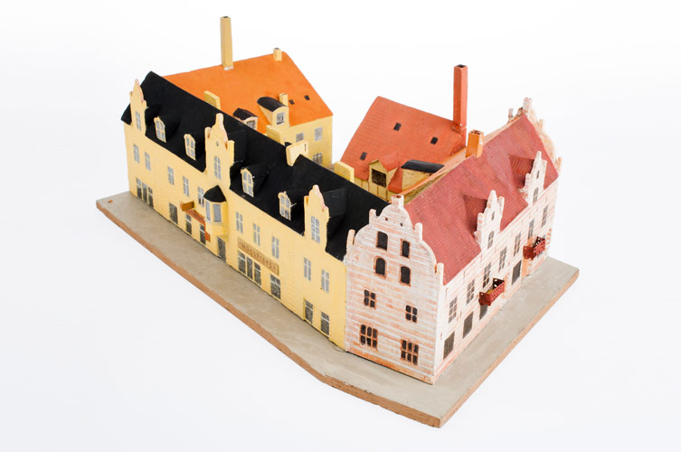 Den byggnadshistoriska samlingen innehåller bland annat husmodeller, inredningsdetaljer, byggnadsdelar och till och med nedmonterade men återuppbyggda hus. 