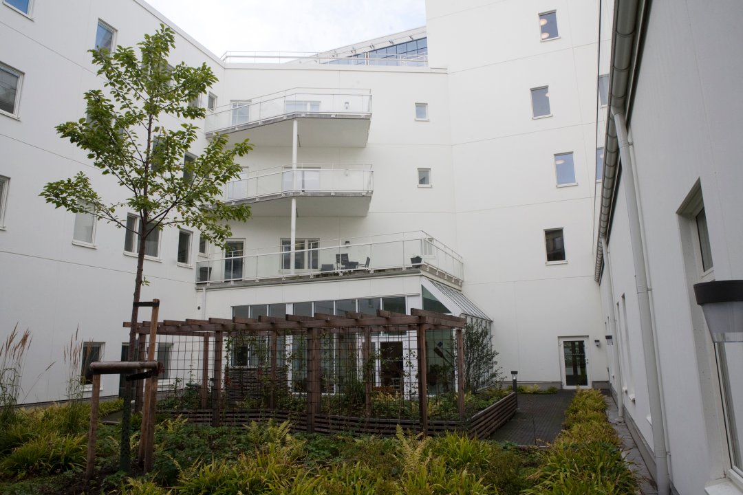 Den grönskande atriumgården ger ett lugn som man kan njuta av både från
de stora balkongerna och pergolan nere på gården.